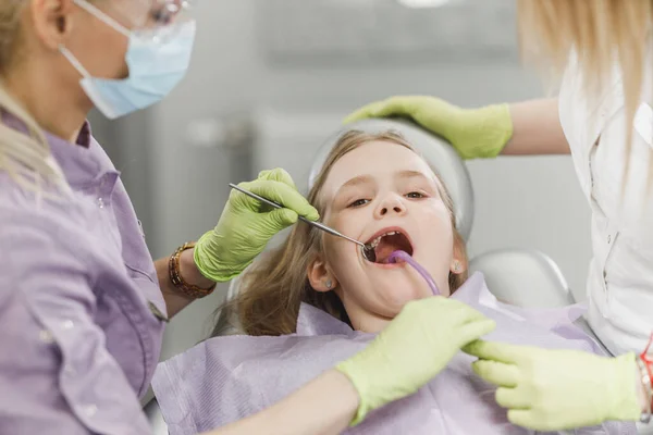 Une Jolie Petite Fille Fait Vérifier Les Dents Par Dentiste — Photo