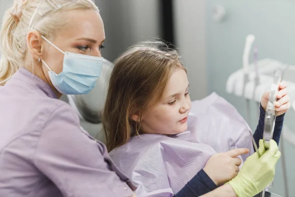 Une Dentiste Une Jolie Petite Fille Tiennent Miroir Regardent Ses — Photo