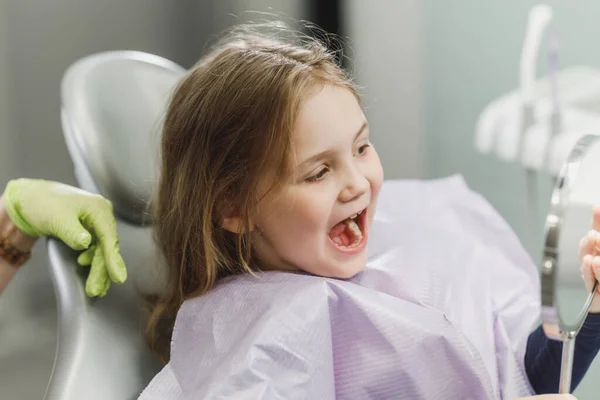 Une Mignonne Petite Fille Regardant Ses Dents Dans Miroir Après — Photo