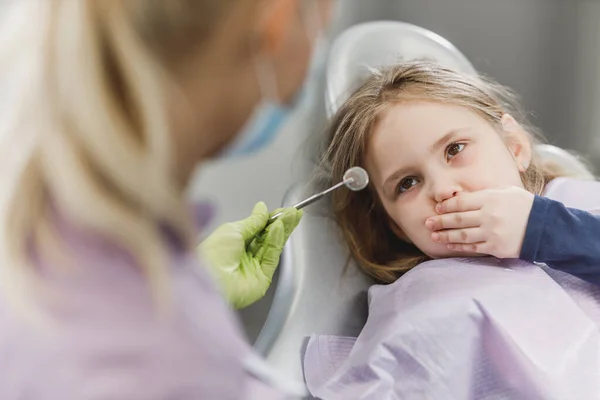 Une Petite Fille Effrayée Sur Une Chaise Dentiste Tient Bouche — Photo