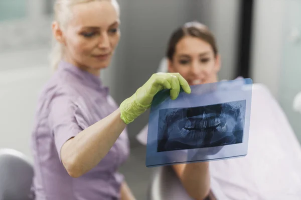Žena Zubař Její Mladý Pacient Při Pohledu Ortopantomogram Během Zubní — Stock fotografie
