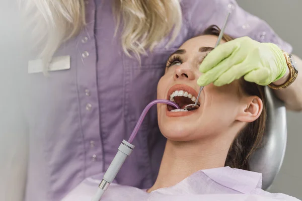 歯に歯科医の仕事をしている若い女性のクローズアップ — ストック写真