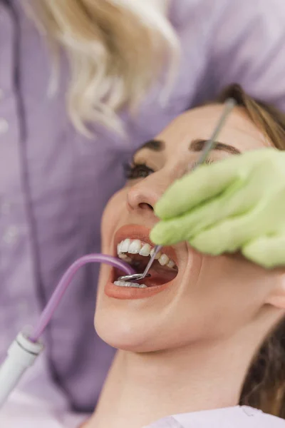 Close Uma Jovem Mulher Tendo Trabalho Dental Feito Seus Dentes — Fotografia de Stock