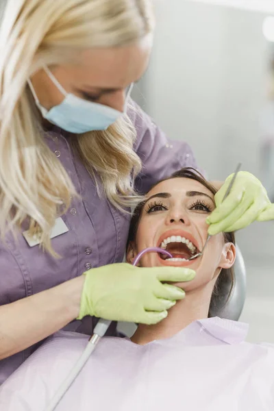 Girato Una Giovane Donna Che Fare Lavoro Dentale Sui Denti — Foto Stock