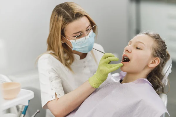 一个在牙科诊所接受牙医检查的少女 — 图库照片