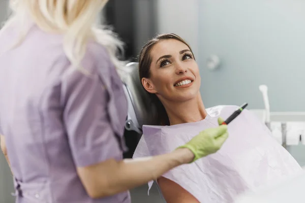 Fotografía Una Mujer Joven Que Consulta Con Dentista —  Fotos de Stock