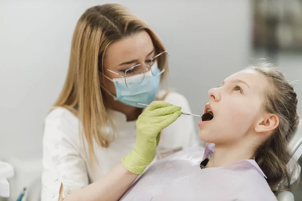 Une Adolescente Fait Examiner Les Dents Par Dentiste Clinique Dentaire — Photo