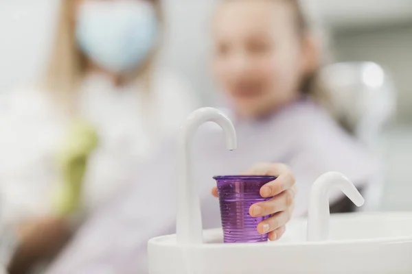 Primer Plano Una Adolescente Sosteniendo Una Taza Agua Desechable Para — Foto de Stock