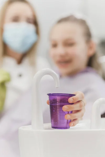 Primer Plano Una Adolescente Sosteniendo Una Taza Agua Desechable Para —  Fotos de Stock