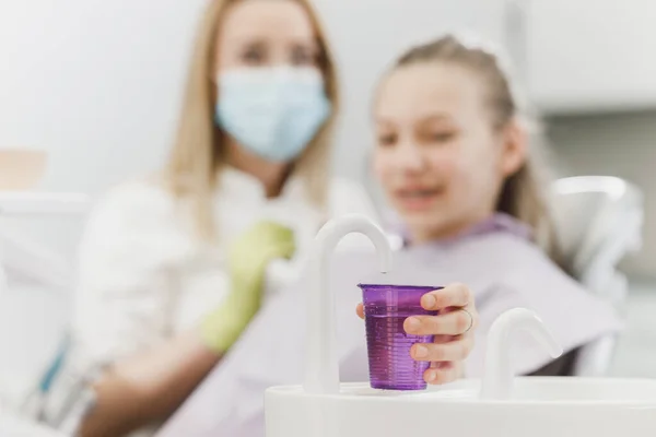 Close Van Een Tiener Meisje Met Wegwerpbeker Water Voor Mondwater — Stockfoto