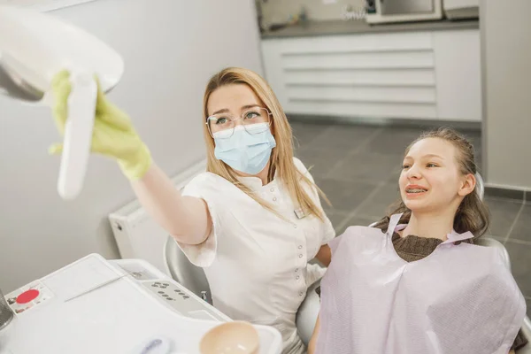 Adolescentă Își Verifică Dinții Către Dentist Clinica Stomatologică — Fotografie, imagine de stoc
