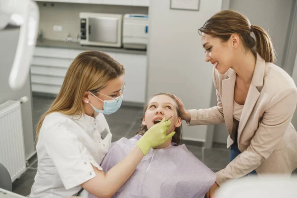 十代の女の子とともに彼女のお母さん取得彼女の歯医者によってチェックで歯科医院 — ストック写真