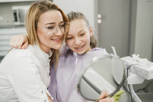 Glad Tonåring Flicka Tittar Tänderna Spegel Efter Tandvård Tandläkarens Kontor — Stockfoto