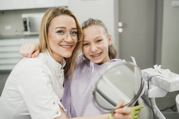 Μια Ευτυχισμένη Έφηβη Που Κοιτά Δόντια Της Στον Καθρέφτη Μετά — Φωτογραφία Αρχείου