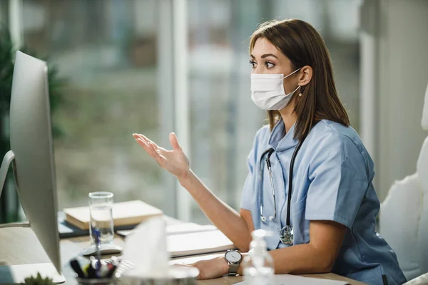 Een Jonge Vrouwelijke Verpleegster Met Beschermend Gezichtsmasker Maakt Een Videogesprek — Stockfoto