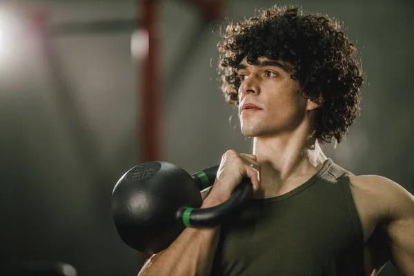 Tipo Musculoso Está Haciendo Entrenamiento Duro Con Kettlebell Gimnasio —  Fotos de Stock