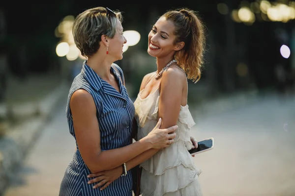 Dos Mujeres Sonrientes Están Divirtiendo Mientras Disfrutan Unas Vacaciones Verano —  Fotos de Stock