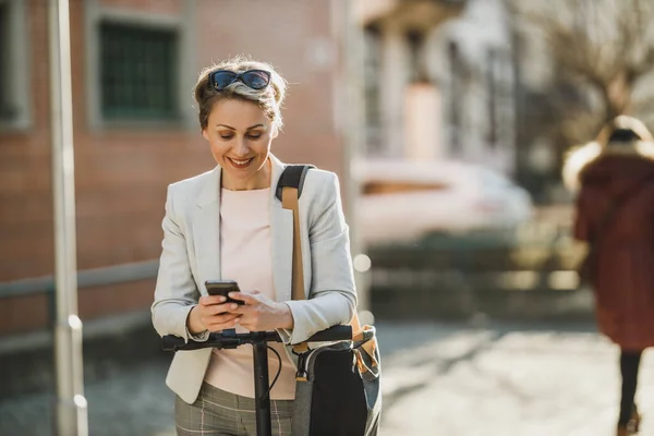 Una Mujer Negocios Madura Usando Teléfono Inteligente Mientras Viaja Con —  Fotos de Stock