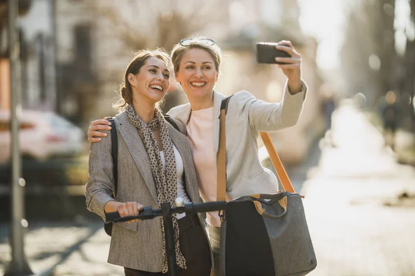 Két Sikeres Üzletasszony Akik Okostelefonnal Csinálnak Egy Selfie Miközben Sétálnak — Stock Fotó