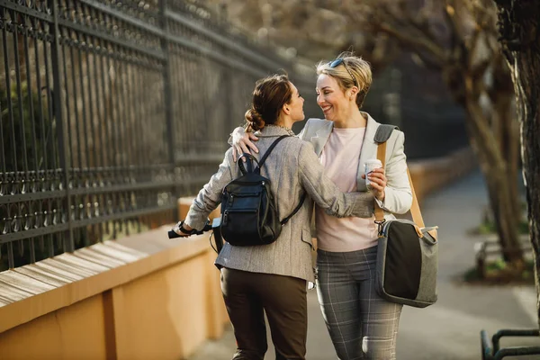 Başarılı Kadını Şehirde Yürürken Kucaklaşıyorlar — Stok fotoğraf