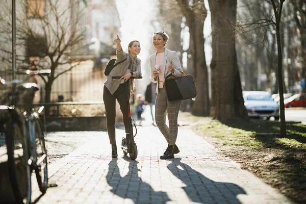 Een Twee Succesvolle Zakenvrouwen Chatten Tijdens Het Lopen Door Stad — Stockfoto