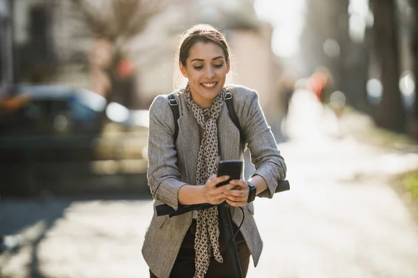 Ung Affärskvinna Som Använder Smartphone Medan Går Till Jobbet Med — Stockfoto