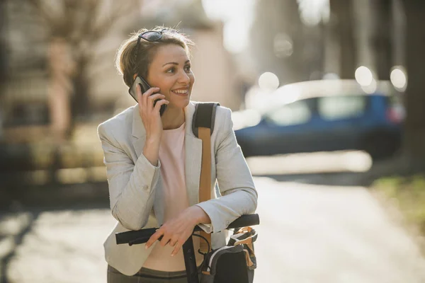 Eine Gestandene Geschäftsfrau Spricht Auf Einem Smartphone Während Sie Mit — Stockfoto