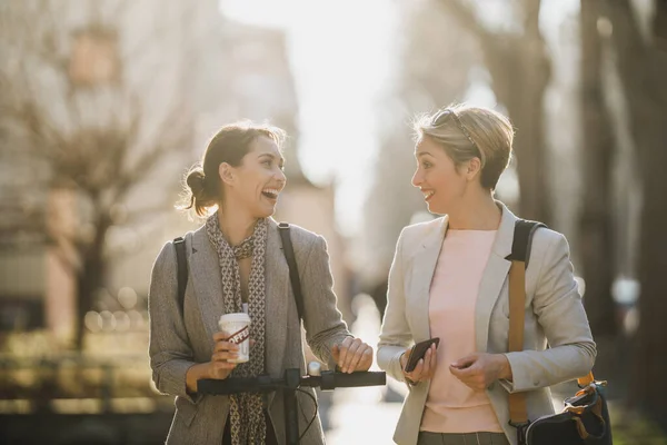 Başarılı Kadını Şehirde Yürürken Sohbet Ediyorlar — Stok fotoğraf