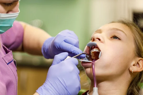 Adolescente Está Dentista Ella Sienta Silla Del Dentista Dentista Pone — Foto de Stock