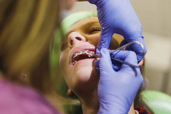 Adolescente Est Chez Dentiste Elle Assoit Dans Chaise Dentiste Dentiste — Photo