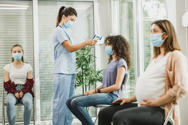 Afro Amerikaanse Vrouwelijke Tiener Met Een Gezichtsmasker Die Haar Temperatuur — Stockfoto