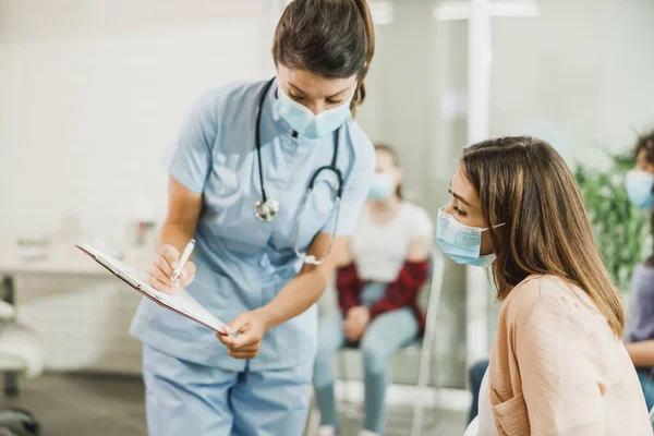 Krankenschwester Spricht Mit Nachdenklicher Frau Und Analysiert Medizinischen Bericht Vor — Stockfoto