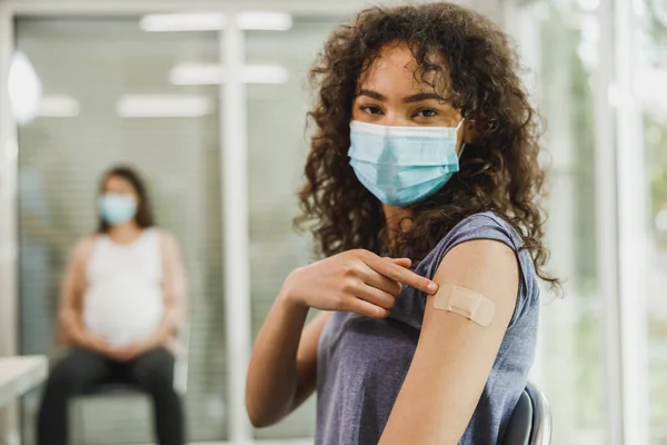 African American Teenager Girl Showing Her Arm Band Aid Receiving — Stock Photo, Image