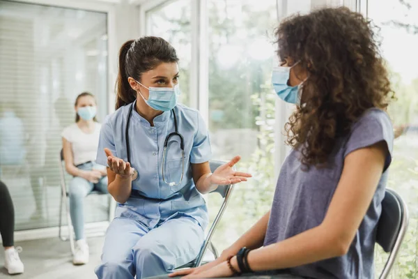 Verpleegster Wachtkamer Gesprek Met Afro Amerikaans Tienermeisje Voor Vaccinatie Tegen — Stockfoto