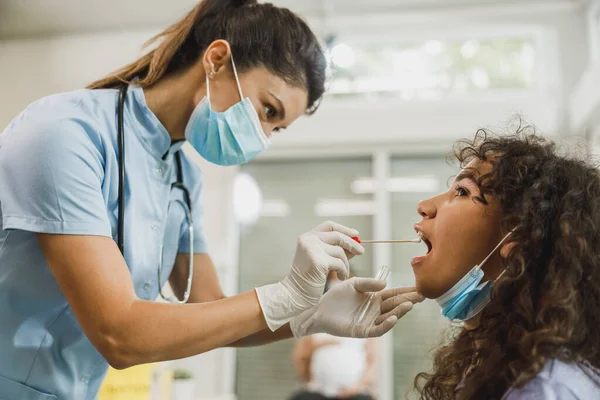 Una Ragazzina Afroamericana Che Fatto Tampone Alla Gola Durante Pandemia — Foto Stock