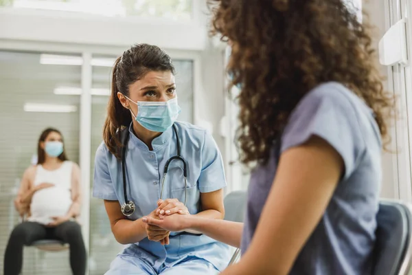 Pielęgniarka Rozmawia Afroamerykanką Nastolatką Poczekalni Podczas Gdy Ona Czeka Badanie — Zdjęcie stockowe
