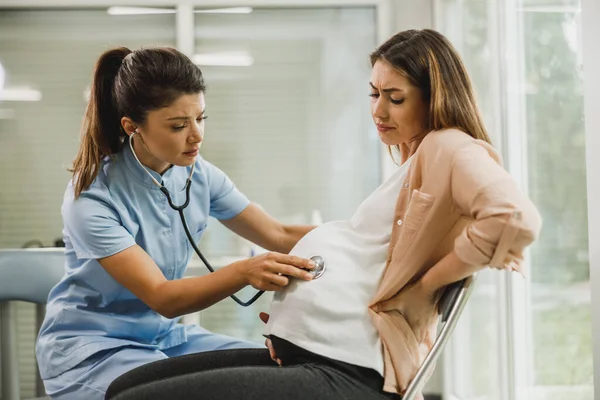 Enfermera Ginecológica Hablando Con Una Joven Embarazada Escuchando Las Pacientes — Foto de Stock