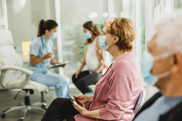 Donna Anziana Con Maschera Facciale Seduta Una Sala Attesa Ospedale — Foto Stock