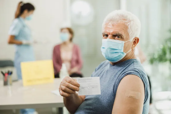 Senior Man Showing Vaccination Certificate Receiving Covid Vaccine Looking Camera — Stock Photo, Image