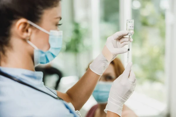 Медсестра Тримає Шприц Робить Єкційну Дозу Вакцинації Covid Плечі Пацієнта — стокове фото
