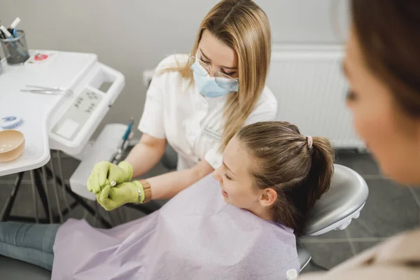 Tiro Uma Adolescente Tendo Uma Consulta Com Seu Dentista — Fotografia de Stock