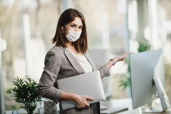 Een Succesvolle Jonge Zakenvrouw Met Een Chirurgisch Masker Die Laptop — Stockfoto