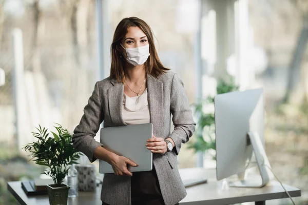 Een Succesvolle Jonge Zakenvrouw Met Een Chirurgisch Masker Die Laptop — Stockfoto