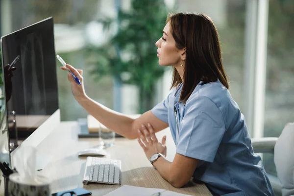 Attractive Young Female Nurse Using Computer Analyzing Ray Image — Stock Photo, Image