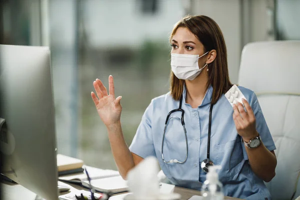 Een Aantrekkelijke Jonge Vrouwelijke Verpleegster Met Beschermend Gezichtsmasker Die Een — Stockfoto