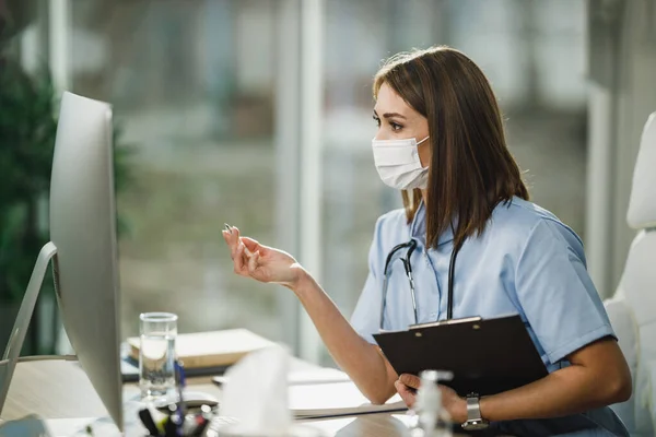 Een Vrouwelijke Verpleegkundige Met Beschermend Gezichtsmasker Met Videogesprek Met Patiënt — Stockfoto