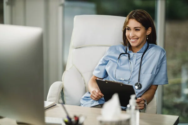 Uma Jovem Médica Atraente Sentada Seu Consultório Olhando Para Computador — Fotografia de Stock