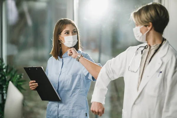 Medico Femminile Giovane Infermiera Saluto Con Gomiti Urti Ospedale Durante — Foto Stock