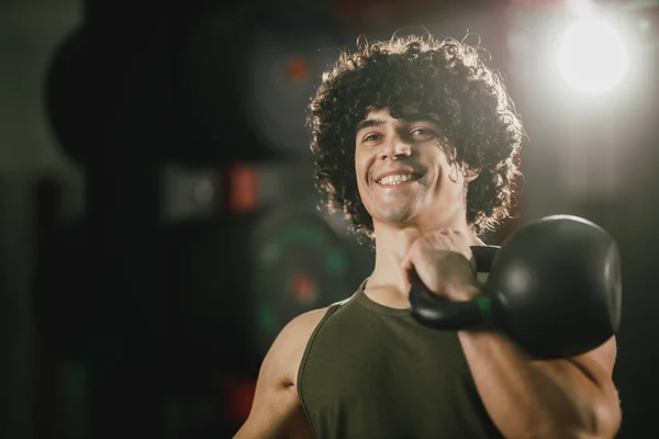 Joven Musculoso Está Haciendo Entrenamiento Duro Con Kettlebell Gimnasio —  Fotos de Stock