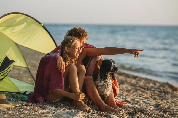 Молода Мама Донькою Підлітком Провели День Пляжі Своїм Гарним Собакою — стокове фото